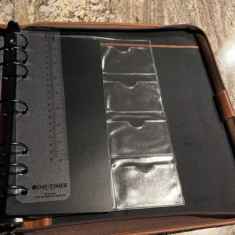 DAYTIMER Planner holds business cards, paper, so many compartments! Used - Picture 6 of 11